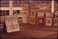 Archivo:GASOLINE SHORTAGE HIT THE STATE OF OREGON IN THE FALL OF 1973 BY MIDDAY GASOLINE WAS BECOMING UNAVAILABLE ALONG... - NARA - 555405