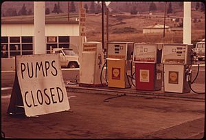 Archivo:GASOLINE SHORTAGE HIT THE STATE OF OREGON IN THE FALL OF 1973 BY MIDDAY GASOLINE WAS BECOMING UNAVAILABLE ALONG... - NARA - 555405