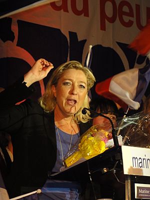 Archivo:Hénin-Beaumont - Marine Le Pen au Parlement des Invisibles le dimanche 15 avril 2012 (M)