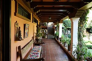 Archivo:House corridor in Guatemala City