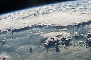 Archivo:ISS-48 Towering cumulonimbus and other clouds over the Earth (2)