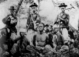 Archivo:Korean soldiers and Chinese captives in First Sino-Japanese War