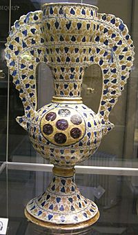 Archivo:Maiolica di manises, , vaso con manici ad ala e stemmi medici, 1465-92