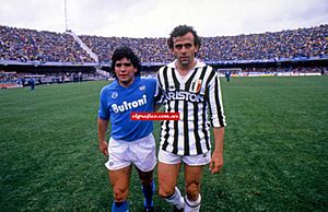 Archivo:Maradona platini napoli juventus