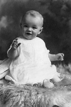 Archivo:Marilyn monroe as an infant brightened