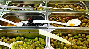 Archivo:Marinated olives