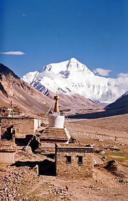Archivo:Mount Everest from Rombok Gompa, Tibet