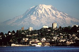 Archivo:Mount Rainier over Tacoma