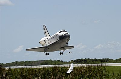 Archivo:NASA Space Shuttle Atlantis landing (STS-110) (19 April 2002)