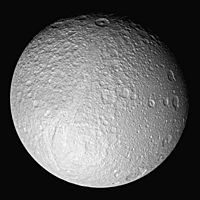 Archivo:PIA07738 Tethys mosaic contrast-enhanced