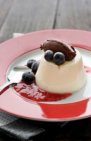 Archivo:Panna cotta with chocolate mousse