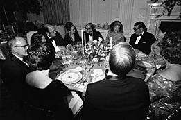 Archivo:Photograph of First Lady Betty Ford, President Alfonso Lopez Michelsen of Colombia, and Guests Seated at the First Lady's Table in the State Dining Room during a State Dinner Honoring the President of Colombia - NARA - 7839952