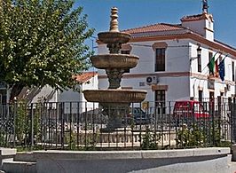 Fuente en la plaza de España, con la casa consistorial al fondo.