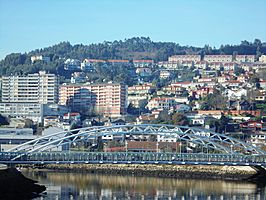 Pontevedra capital Puente de las Corrientes y barrio de la Caeira.jpg