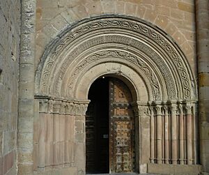 Archivo:PortadaIzquierdaCatedralDeSigüenza-rectangular