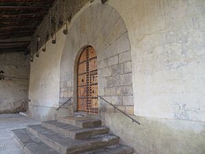 Archivo:Portada de la iglesia de la Asunción en Villarroya de los Pinares (Teruel, España)