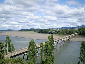 Archivo:Ránquil - Puente Ñipas sobre el Rio Itata