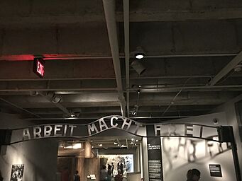 Archivo:Replica of Auschwitz Entrance