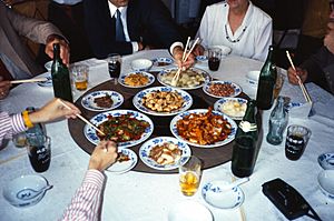 Archivo:Restaurant serving turntable restaurant in China, 1987