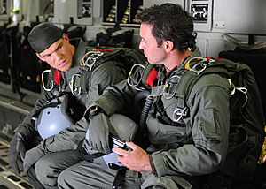 Archivo:Ritchson and Olouglin C-17