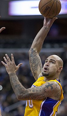 Robert Sacre vs Washington (cropped).jpg