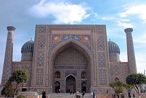 Archivo:Sher-Dor Madrasah, Registan Sq, Samarkand