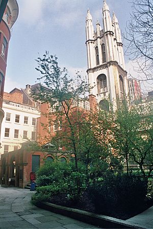 Archivo:St Michael, Cornhill, View of church from St Michael's Alley