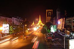 Archivo:Sule-Pagoda by-Night