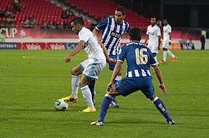 Archivo:Valais Cup 2013 - OM-FC Porto 13-07-2013 - Dimitri Payet, Diego Reyes et Castro