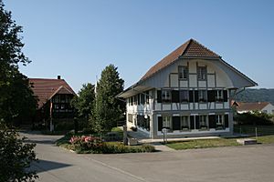 Archivo:Wengi Dorfplatz Gemeindehaus