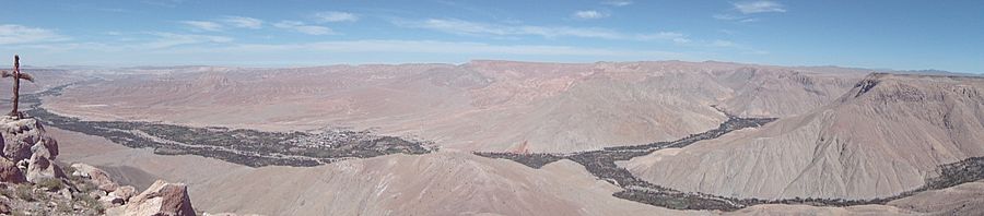 Archivo:48. vista panorámica del valle de Caravelí en todo su magnitud marzo 2013