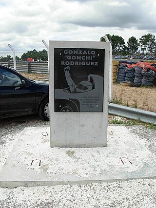 Autódromo Víctor Borrat Fabini de El Pinar - Gonchi Rodríguez monument.JPG