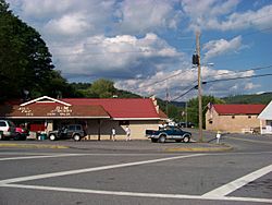 B^M Grocery of Quinwood, West Virginia - panoramio.jpg