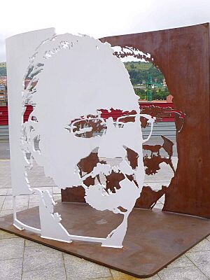 Archivo:Bilbao - Puente Frank Gehry, Monumento a Iñaki Azkuna