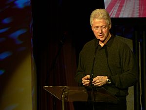 Archivo:Bill Clinton talking at TED 2007