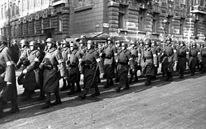Archivo:Bundesarchiv Bild 101I-680-8283A-13A, Budapest, marschierende Pfeilkreuzler