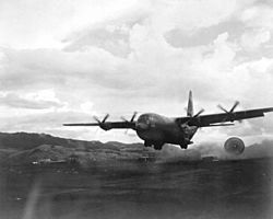 Archivo:C-130B makes LAPES drop Vietnam 1967