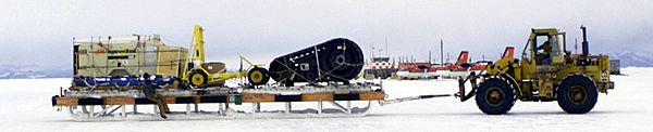 Operaciones de carga durante la Operación Deep Freeze en McMurdo.