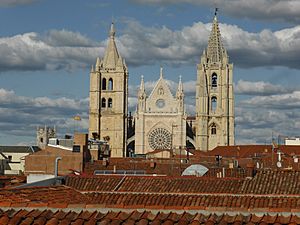 Archivo:Catedral de León, desde un torreón de la Casa Botines. España. Spain