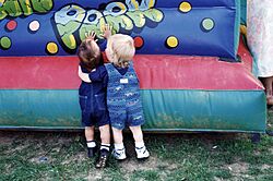 Archivo:Childhood friends at a carnival