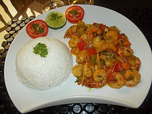 Archivo:Crevettes sautées à la Camerounaise et son riz blanc