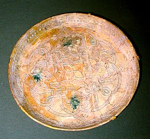 Archivo:Dish from 9th century Iraq