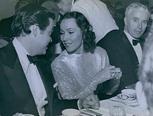 Archivo:Dolores del Río with Orson Welles and Charles Chaplin in 1941 (cropped)