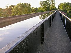 Archivo:Edstone Aqueduct towpath from the south