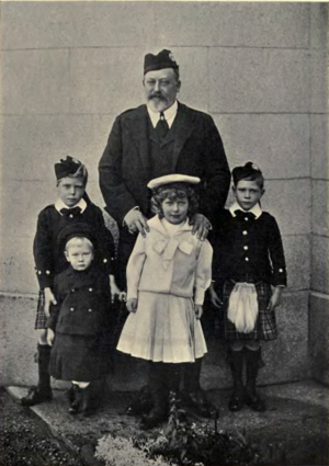 Archivo:Eduardo VII Y nietos 1902