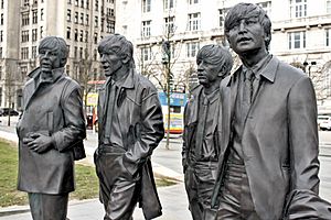 Archivo:Escultura de The Beatles en Liverpool - Niamfrifruli