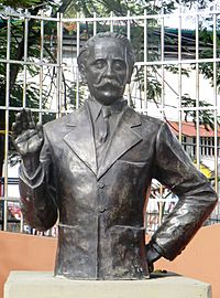 Archivo:Estatua de Vicente Emilio Sojo en Guatire