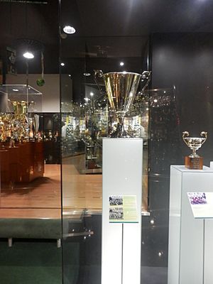 Archivo:European Cup Winners' Cup trophy at Museum Mundo Sporting