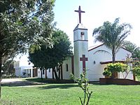 Archivo:Fachada y lateral de templo católico en El Colorado, Formosa