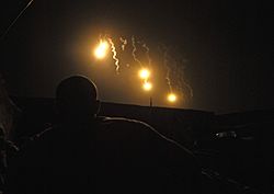Archivo:Flares fired by M777 howitzers to illuminate during Operation Tora Arwa V in the Kandahar province Aug. 2 2009